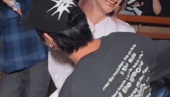 泰国女星郑乃馨演唱会中途下台抱男友大哭,热搜第一