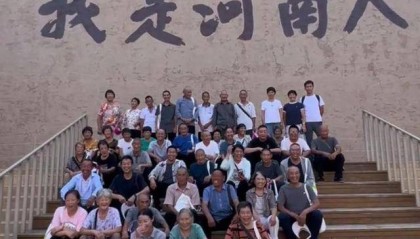 河南27岁女孩带村里46名老人游郑州，村民：她人品相当好，大家都很信任她