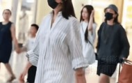 赵薇15岁女儿小四月近照曝光：个子高挑气质好，笑起来很像爸爸