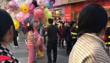 长沙步行街商贩卖气球被人挨个弄破,管委会:步行街不准卖气球,有关部门正在调查