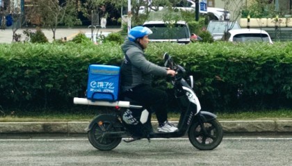 给外卖小哥缴社保,有没有更好的办法?学者:不妨跳出“五险”模式