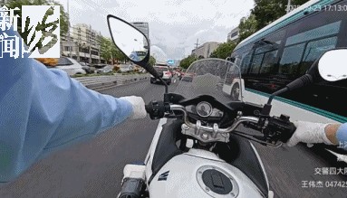 事发上海晚高峰!汹涌车流中,一男子绝望跳车,直奔民警而去……