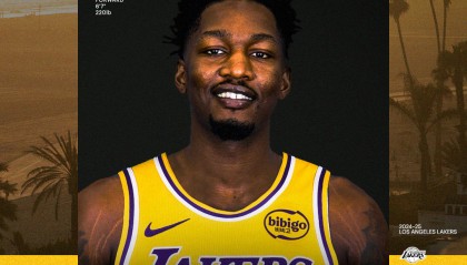 新援加盟!芬尼-史密斯身披湖人17号 米尔顿20号