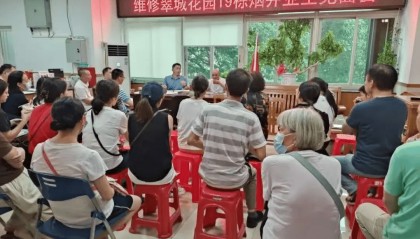 “家里像蒸笼一样,桌上都是油”,广州一小区低层有多家餐厅营业,油烟呛人居民不敢开窗,最新回应