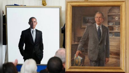 特朗普将奥巴马、布什父子肖像移至白宫楼梯间