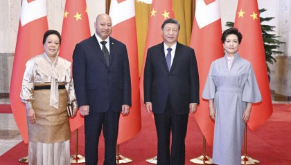 习近平会见汤加国王图普六世