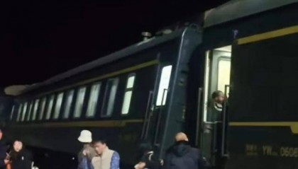 突发!一列车行驶中脱轨,当地应急部门已前往处置