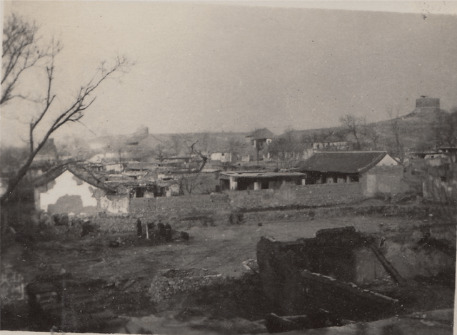 1944年，美国飞行员克尔弃机跳伞，鬼子在地面张开大网搜捕