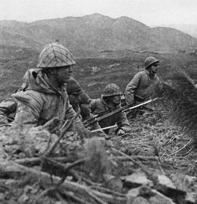 1944年，美国飞行员克尔弃机跳伞，鬼子在地面张开大网搜捕