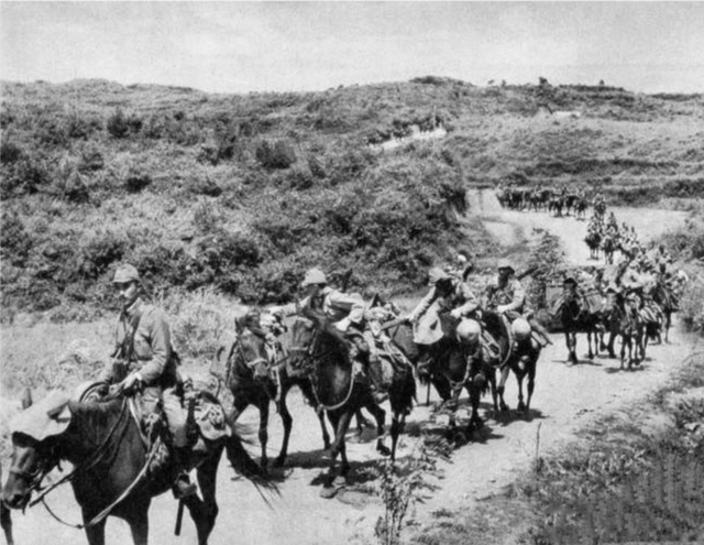 1944年，美国飞行员克尔弃机跳伞，鬼子在地面张开大网搜捕