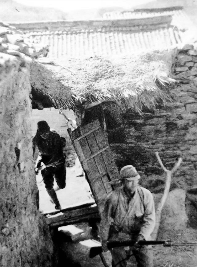 1944年，美国飞行员克尔弃机跳伞，鬼子在地面张开大网搜捕