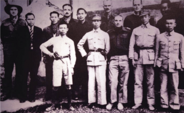 1944年，美国飞行员克尔弃机跳伞，鬼子在地面张开大网搜捕