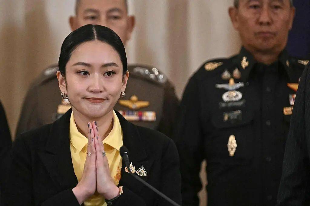 总理府已被围，佩通坦拒绝辞职，军方态度坚决，陆军司令作出决定