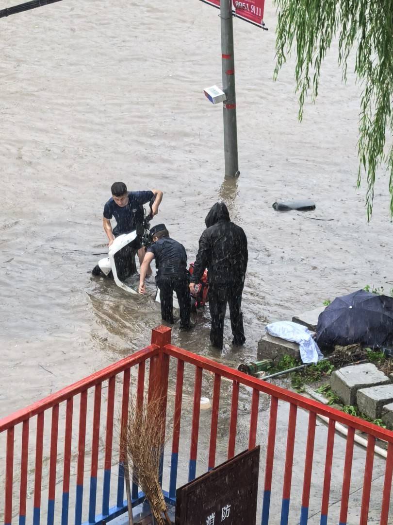 北京暴雨中，外卖小哥跌入2米深排水沟，幸亏旁边有消防员