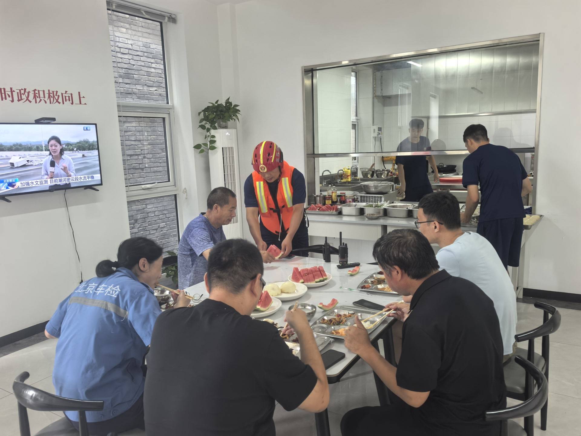 北京暴雨中，外卖小哥跌入2米深排水沟，幸亏旁边有消防员