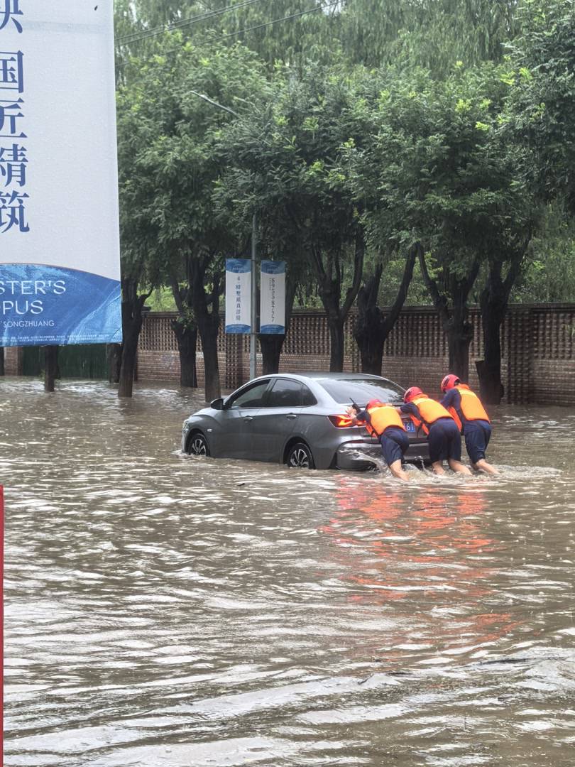 北京暴雨中，外卖小哥跌入2米深排水沟，幸亏旁边有消防员