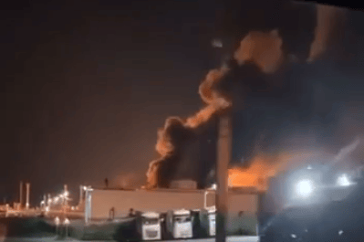 突发！一供给俄军的炼油厂被乌军袭击发生爆炸
