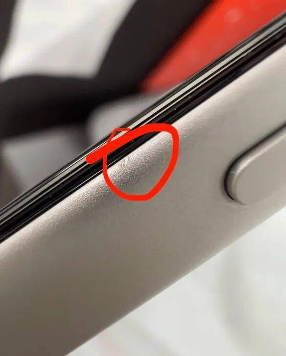 iPhone17首批用户吐槽不断！或成最娇气苹果手机，贴膜卡出坑，几小时就满身划痕