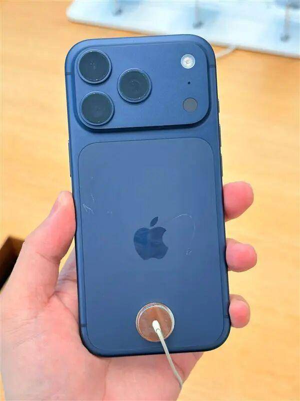 iPhone17首批用户吐槽不断！或成最娇气苹果手机，贴膜卡出坑，几小时就满身划痕