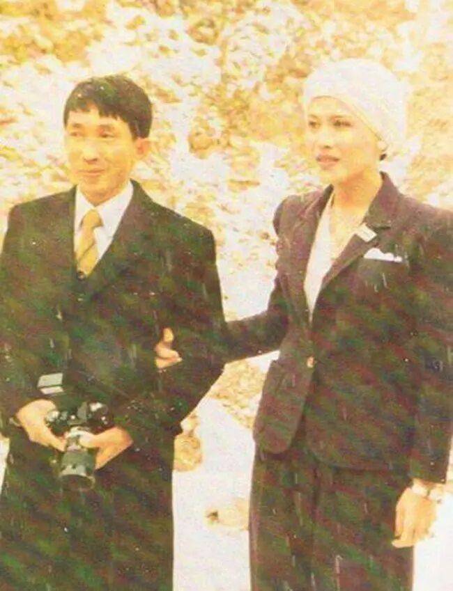 泰国王太后诗丽吉去世，留下19顶奢华王冠和她的传奇一生