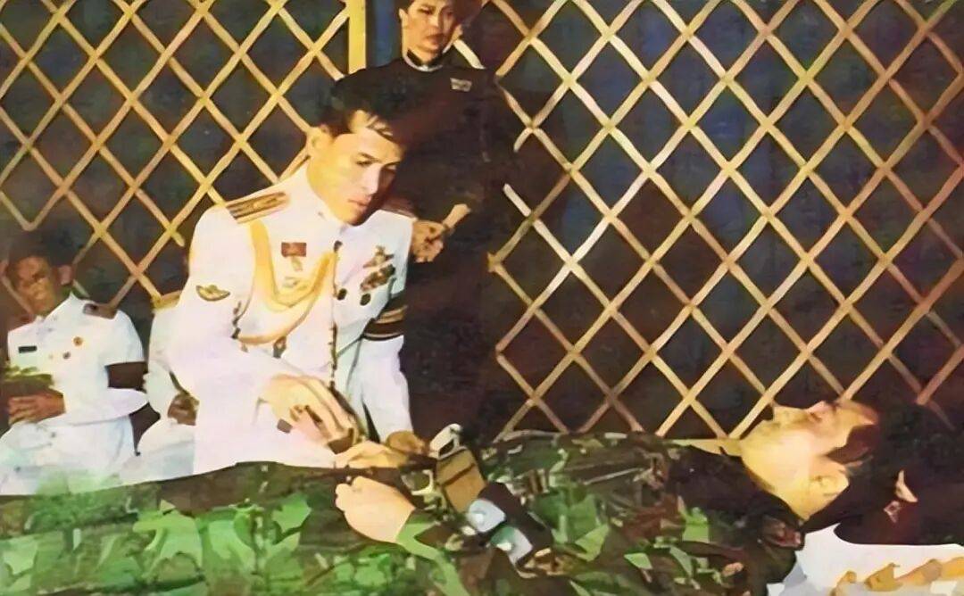 泰国王太后诗丽吉去世，留下19顶奢华王冠和她的传奇一生