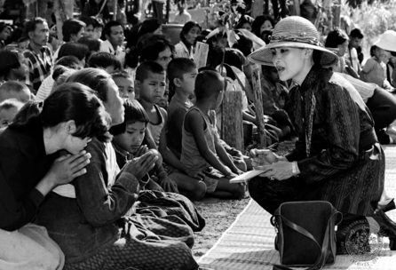 泰国王太后诗丽吉去世，留下19顶奢华王冠和她的传奇一生