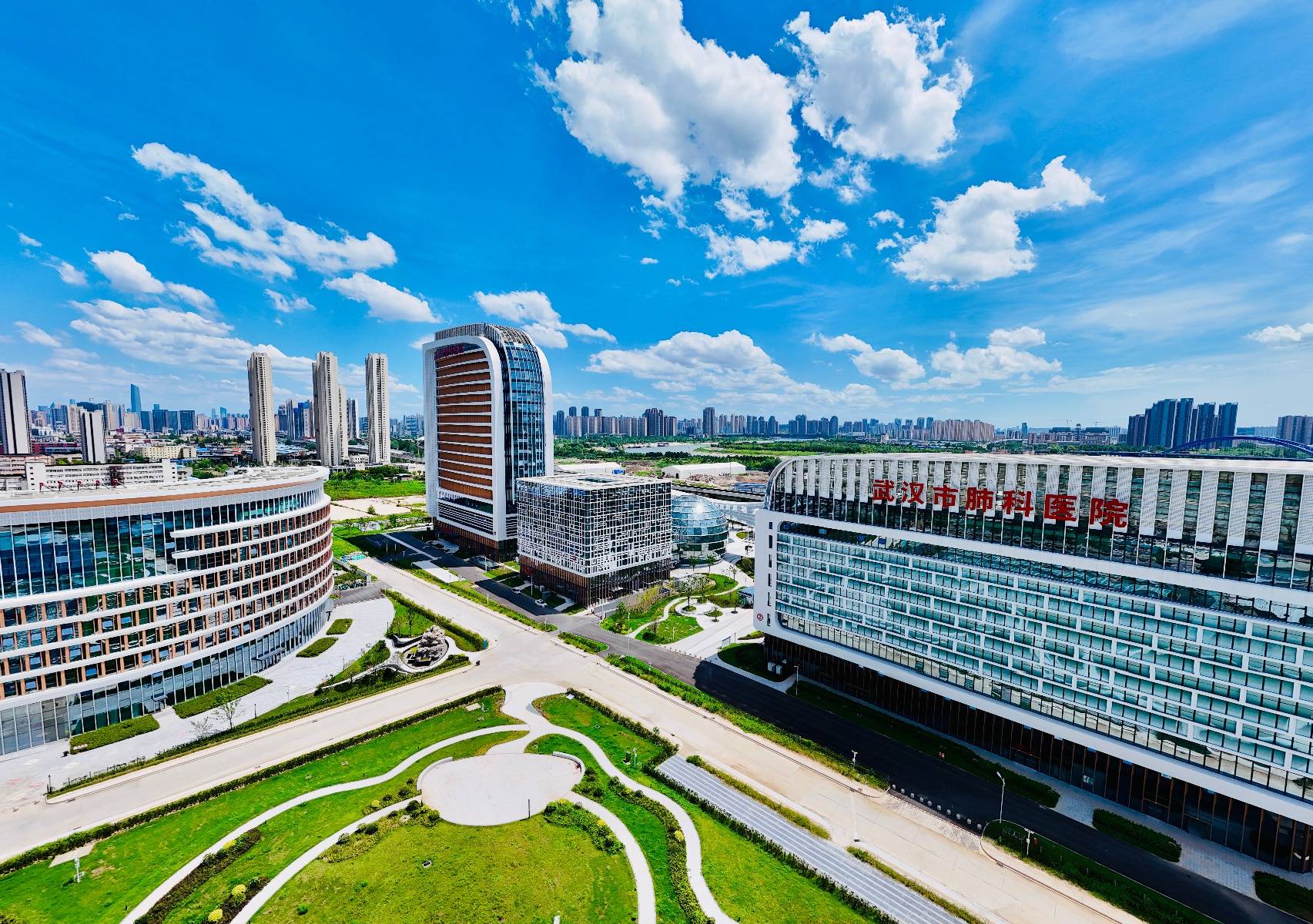 武汉一医院的球形大楼、连廊建筑受关注,院方:是新建的汉江湾院区,实施分区诊疗显得开阔