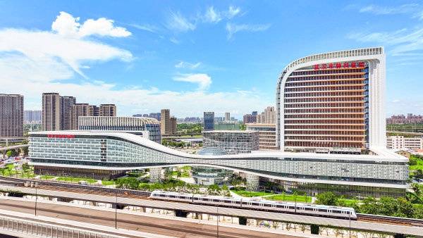 武汉一医院的球形大楼、连廊建筑受关注,院方:是新建的汉江湾院区,实施分区诊疗显得开阔