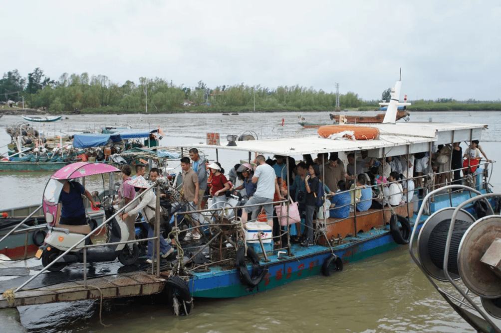 村镇导演追三个超强台风 拍下被遗忘的农民