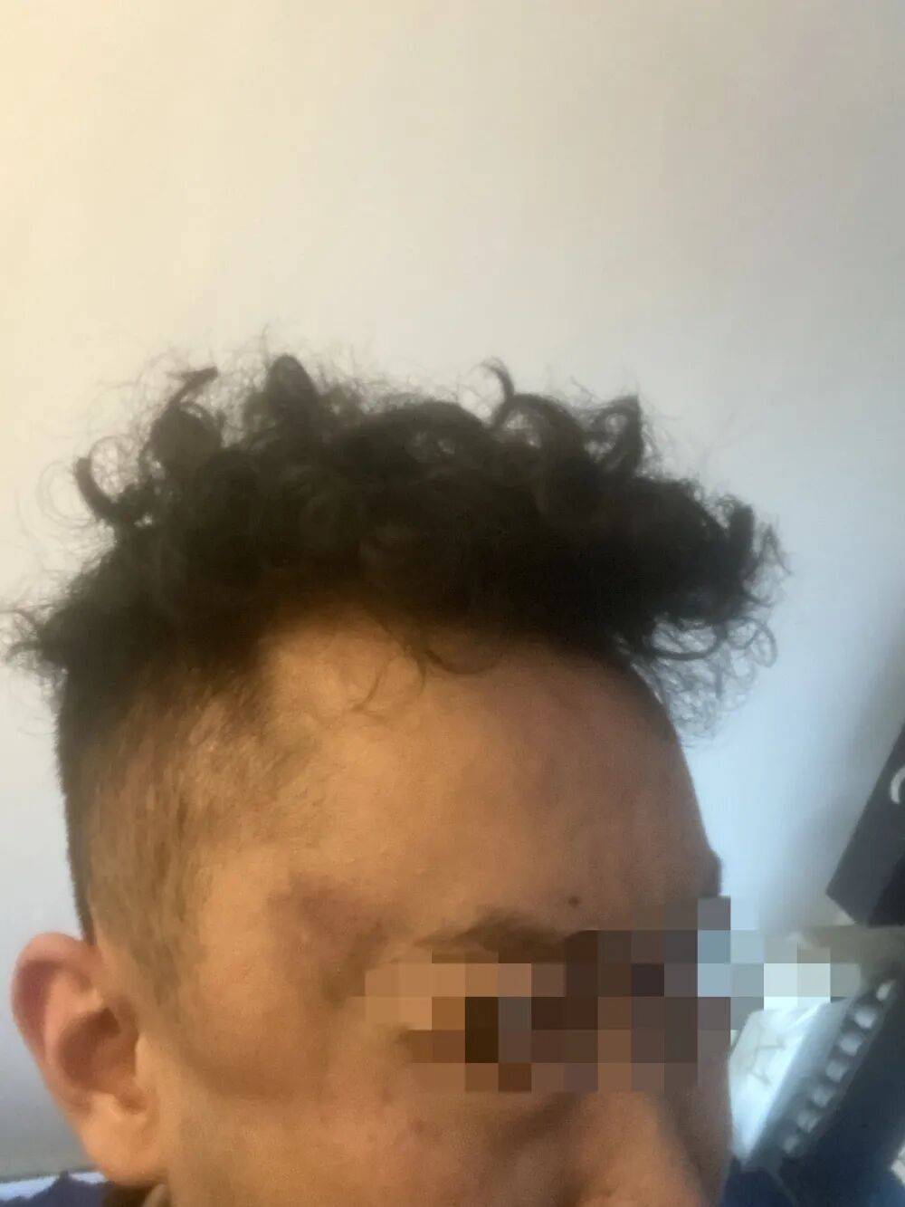 母亲派出所里遭民警责骂,男子插话后被拖进女厕群殴:涉案民警获刑8个月,两名辅警缓刑