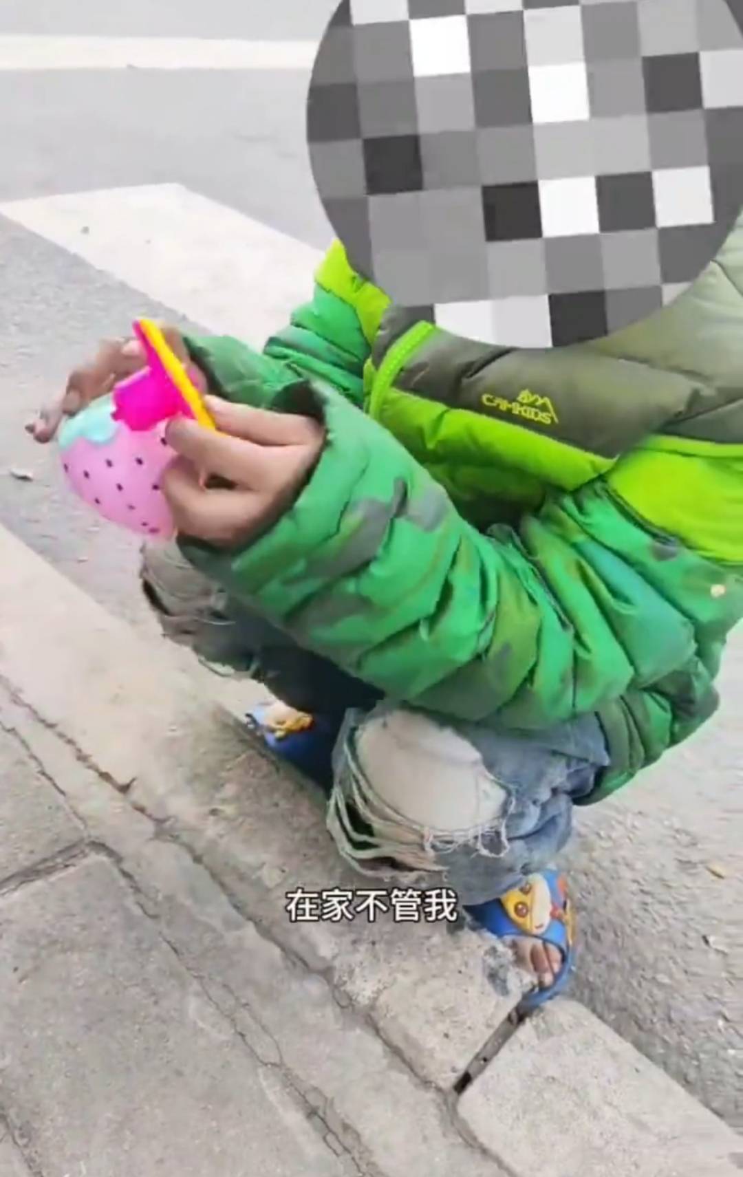 西安7岁女孩寒风中穿凉鞋路边捡吃的,父亲称妻子离世家境窘迫,民政局:已妥善安排