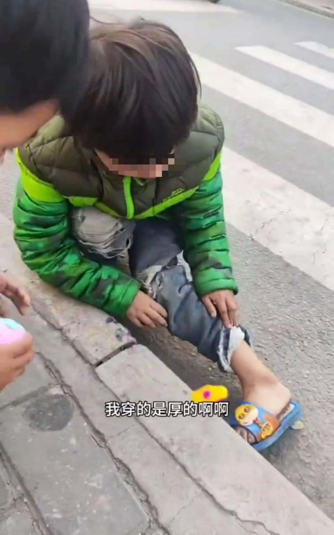 西安7岁女孩寒风中穿凉鞋路边捡吃的,父亲称妻子离世家境窘迫,民政局:已妥善安排