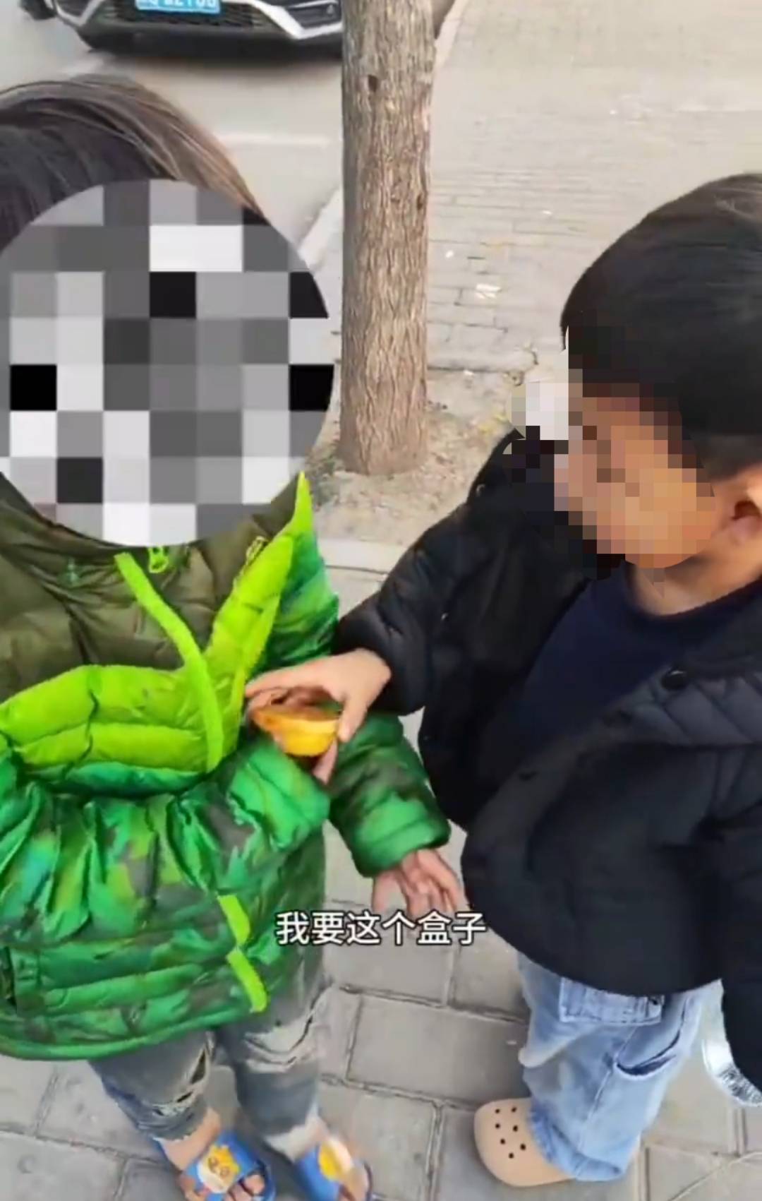 西安7岁女孩寒风中穿凉鞋路边捡吃的,父亲称妻子离世家境窘迫,民政局:已妥善安排