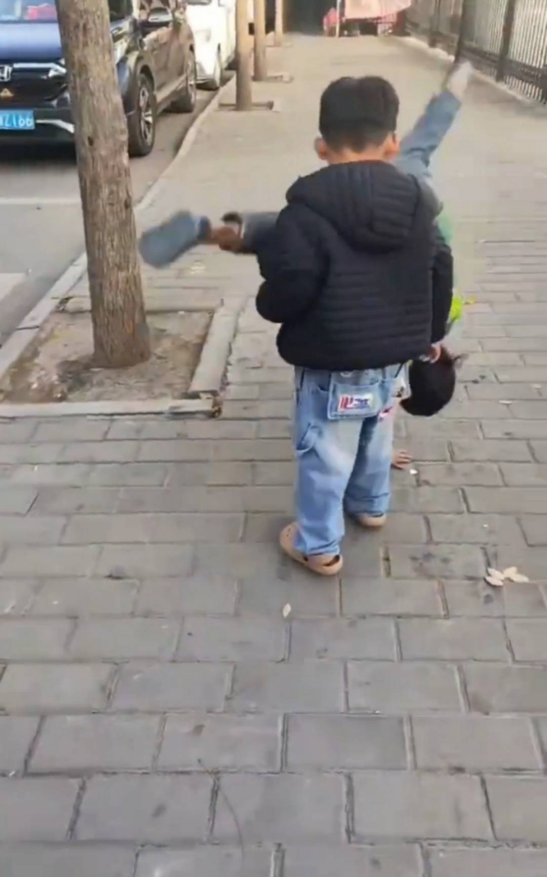 西安7岁女孩寒风中穿凉鞋路边捡吃的,父亲称妻子离世家境窘迫,民政局:已妥善安排