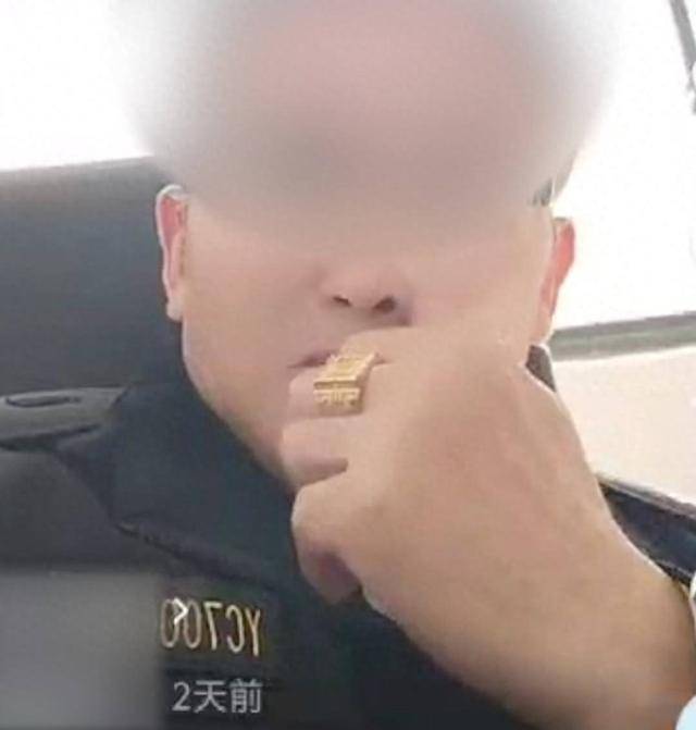 江苏盐城一城管办公室自拍秀金戒指 官方回应:系区县人员 将严肃处理