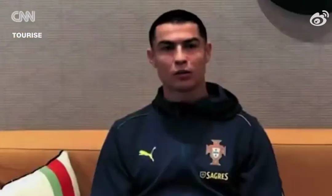 特朗普举办白宫晚宴,特意留步拍马斯克肚子打招呼,并大夸赴宴的C罗