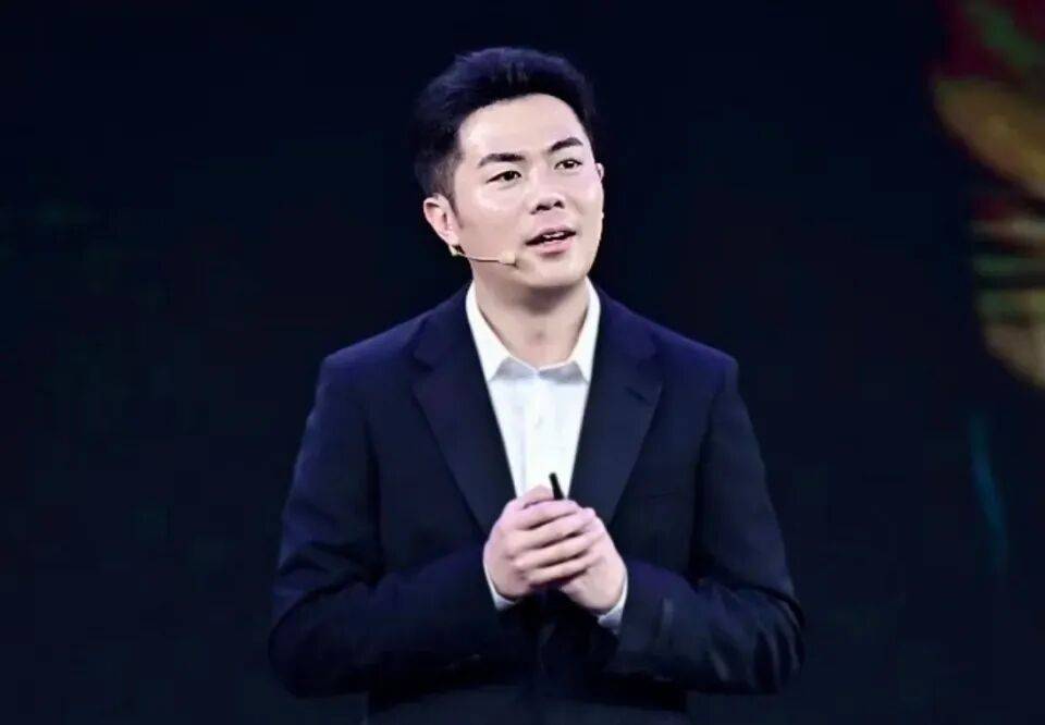 霸王茶姬创始人和“最美光二代”联姻