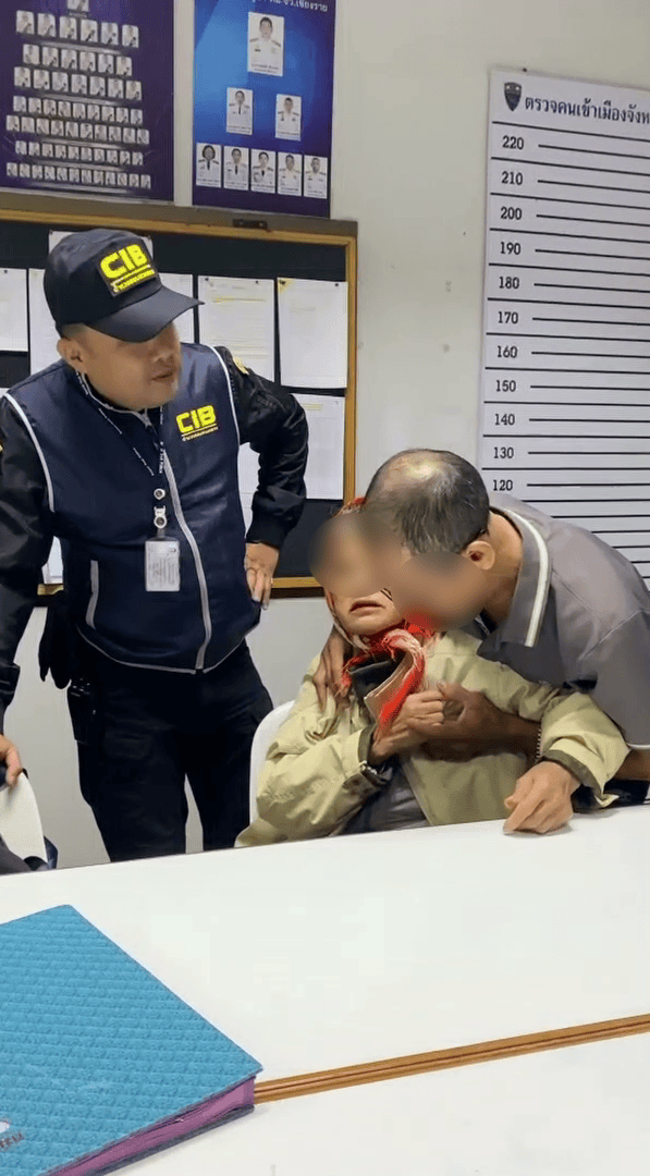 泰国女子涉嫌贩毒被抓,竟在警察面前上演“鬼上身”