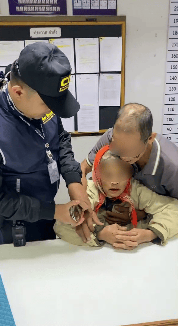 泰国女子涉嫌贩毒被抓,竟在警察面前上演“鬼上身”