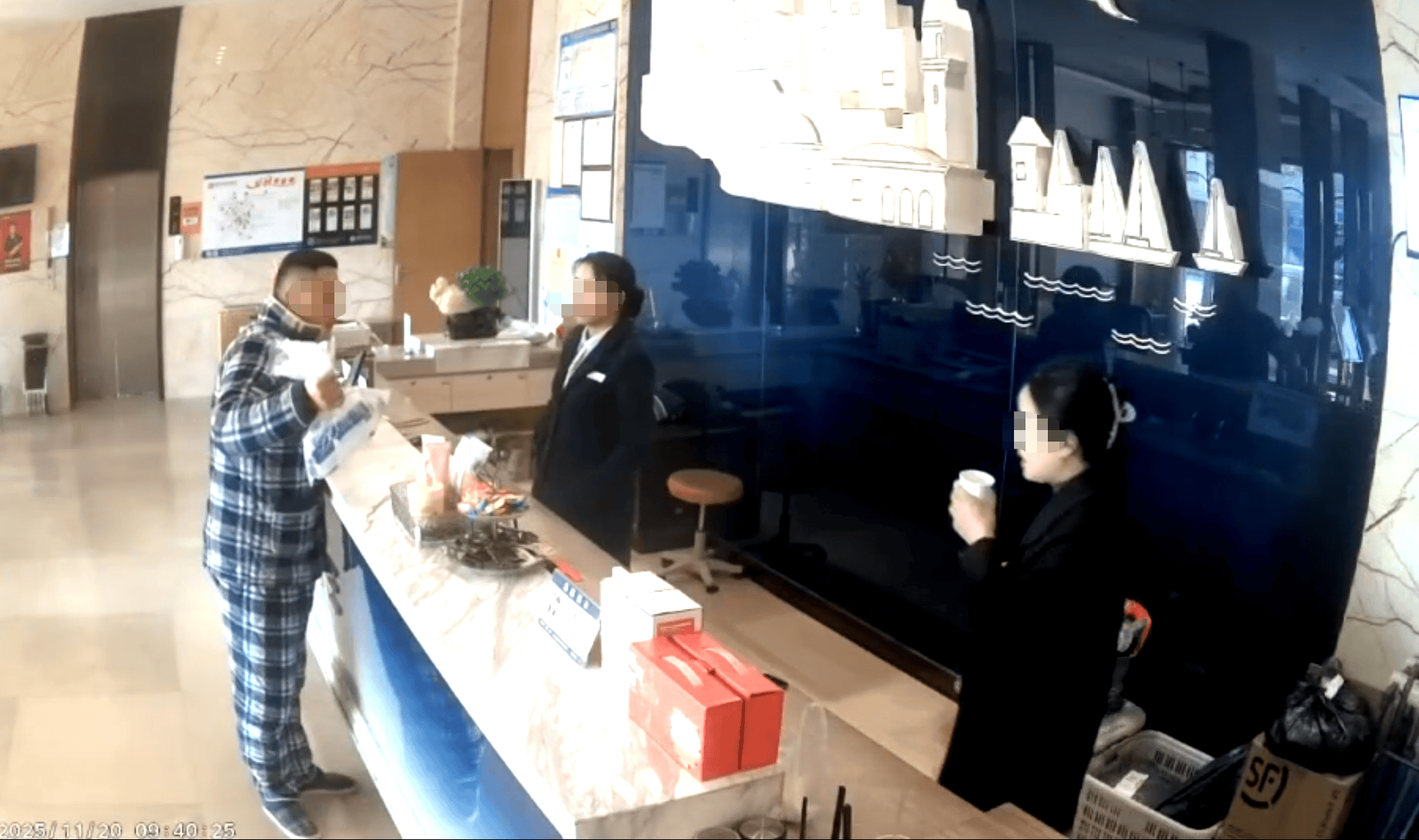 监控曝光！男子在武汉一酒店内死亡朋友送药时被拒？酒店：没讲是什么药，客人没接电话