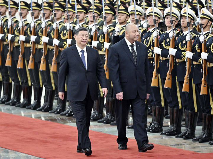习近平会见汤加国王图普六世