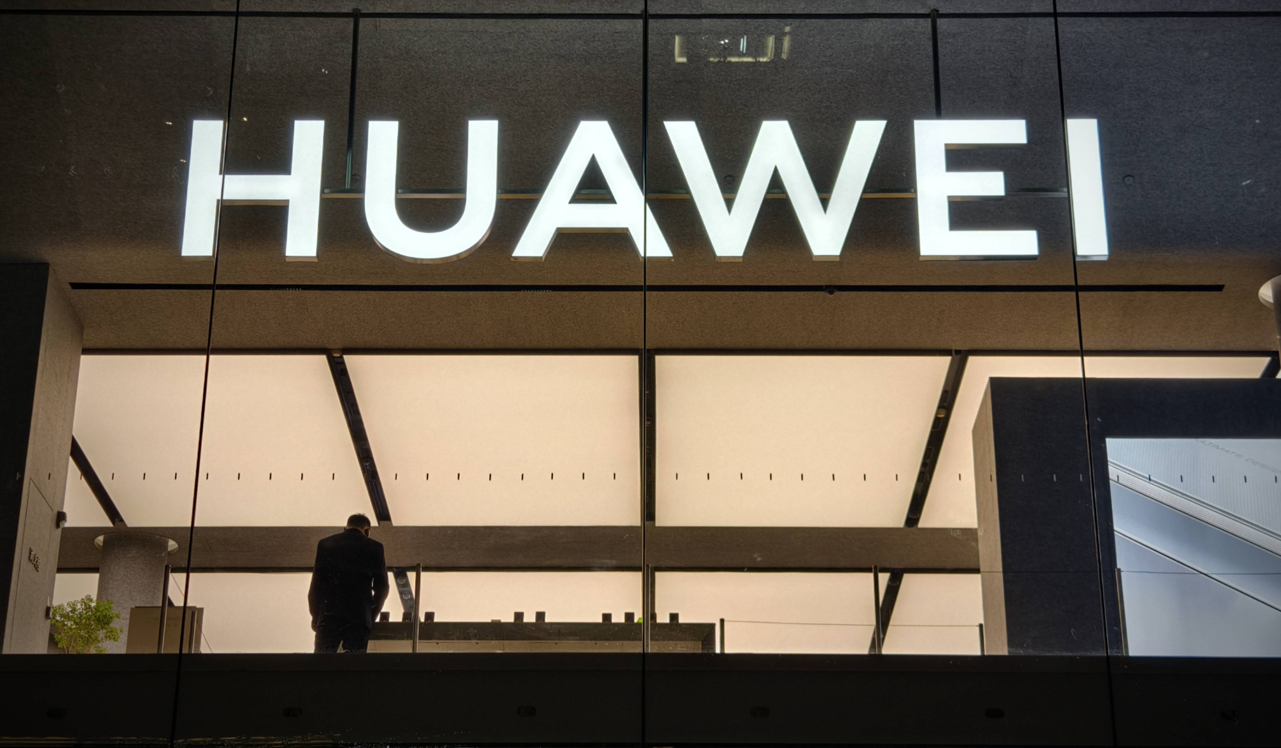 独家｜华为Mate80首批备货30万台左右，渠道商称“定价很有魄力”