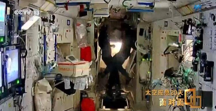 航天员“改签”回地球，神二十返回舱玻璃裂纹是个三角形