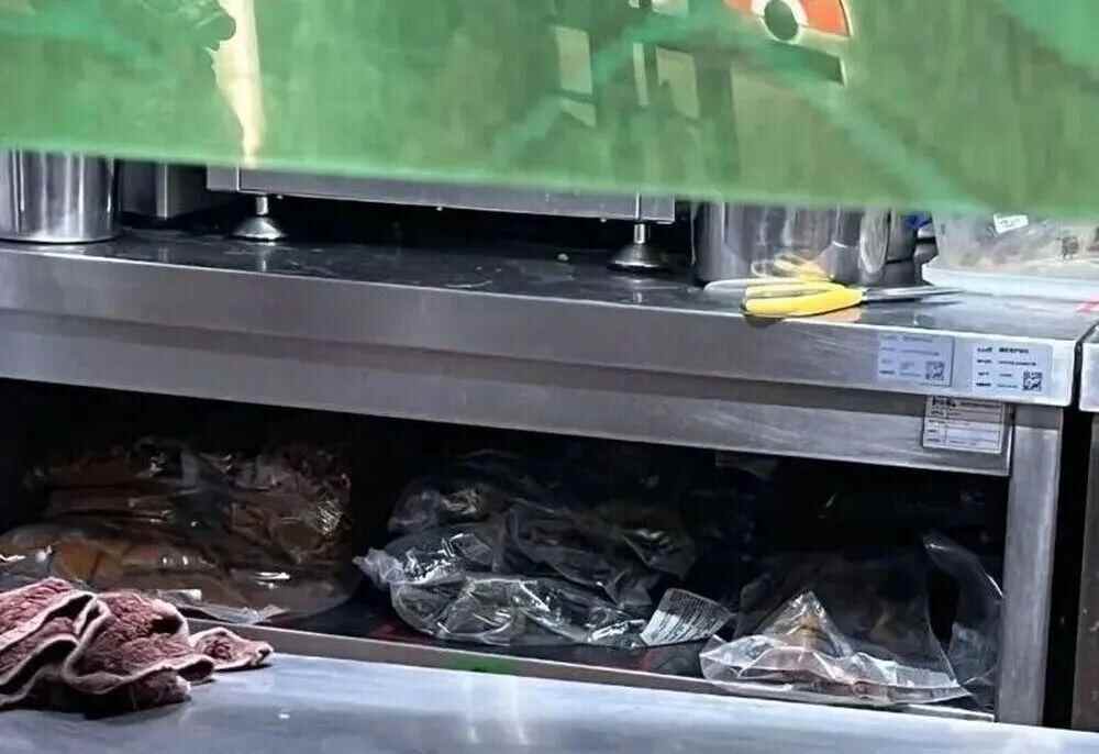只有面是现煮的？三四十元一碗的面，浇头汤底均是袋装，消费者称“看到后厨堆满塑料袋”，和府捞面回应：当天制作，非预制菜