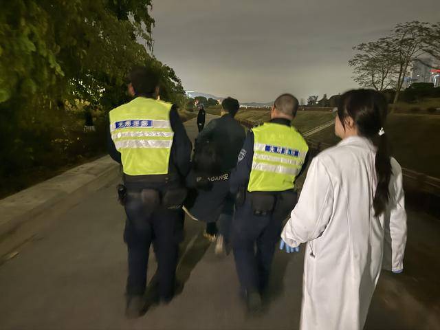 深圳一女子外出求职失联丈夫心急如焚,警方搜寻6小时在一石洞找到