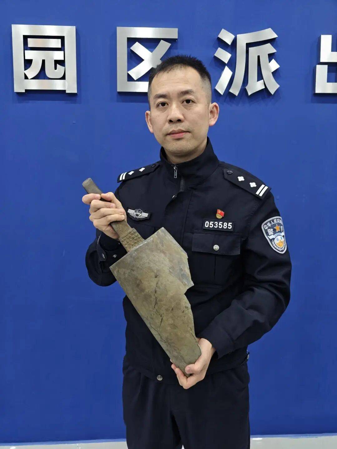 老夫妻收废品,在河边捡到奇特“铁疙瘩”,果断上交!民警一查:竟是千年宝贝