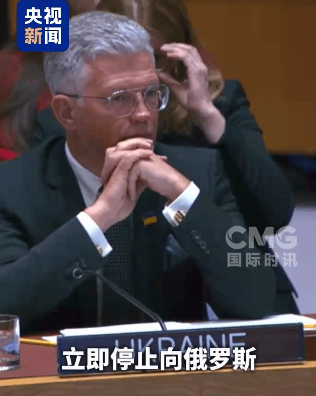 美方在安理会上敦促中国停止向俄罗斯提供军民两用物项等，中方驳斥：长期向战场提供武器的是美国，敦促美方停止甩锅推责
