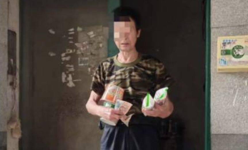 时来运转！男子流浪拾荒21年日赚10元，被救助后得知42万元养老金未领取